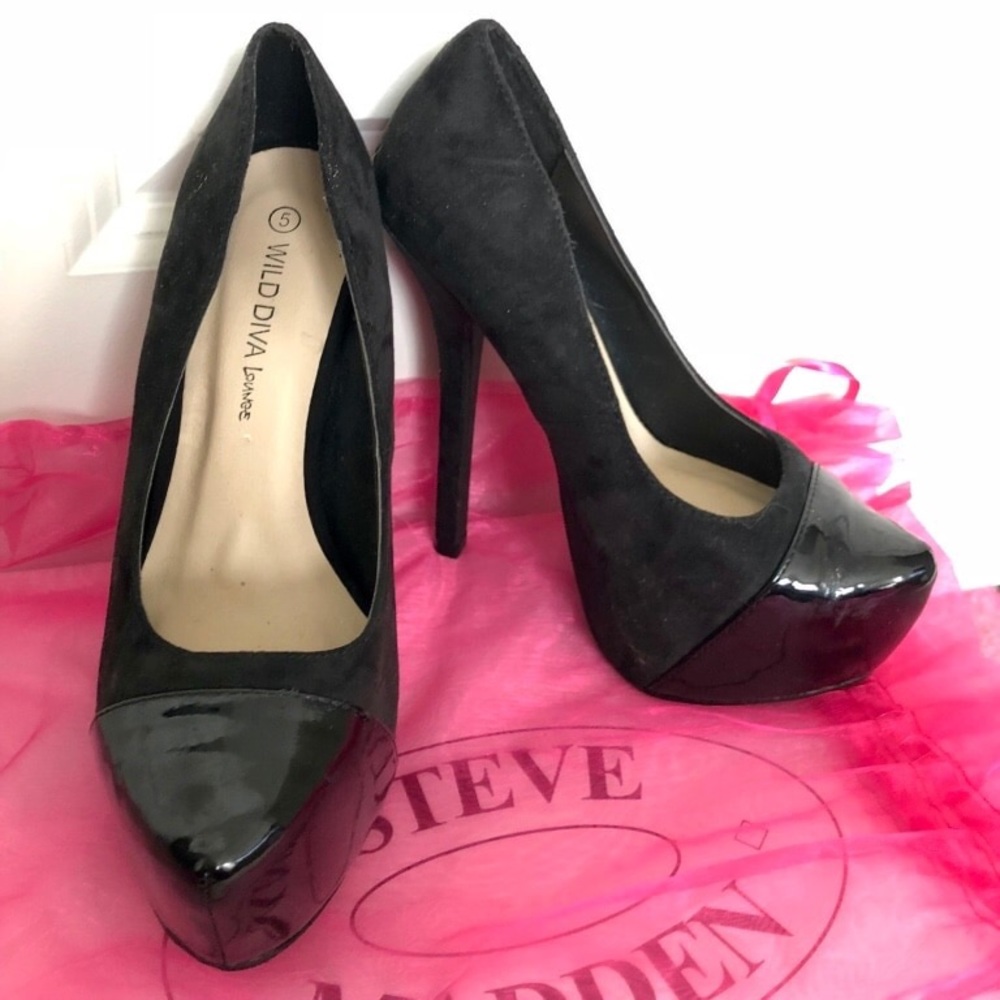 Black pumps
